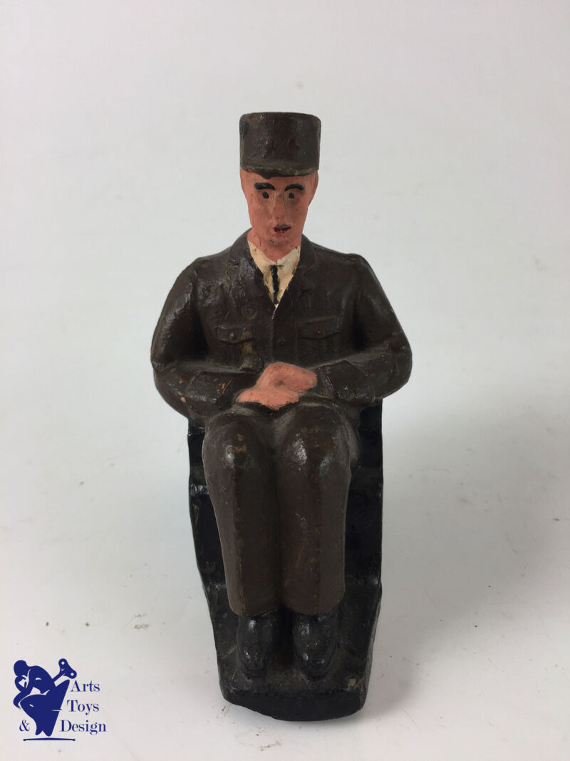 JRD Figure France circa 1948 Rare General de Gaulle in chair L 9.5cm