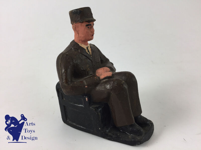 JRD Figure France circa 1948 Rare General de Gaulle in chair L 9.5cm