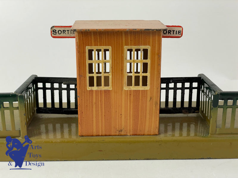 Marklin Train 0 or 1 gauge platform station circa 1930