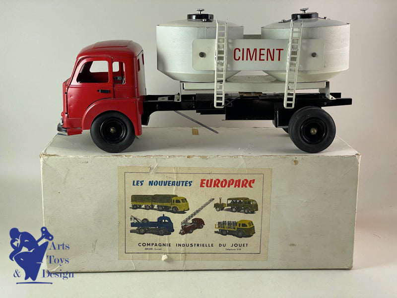 Antique toys CIJ EUROPARC REF 9/31A RENAULT SAVIEM RED CEMENT TRUCK! 1960