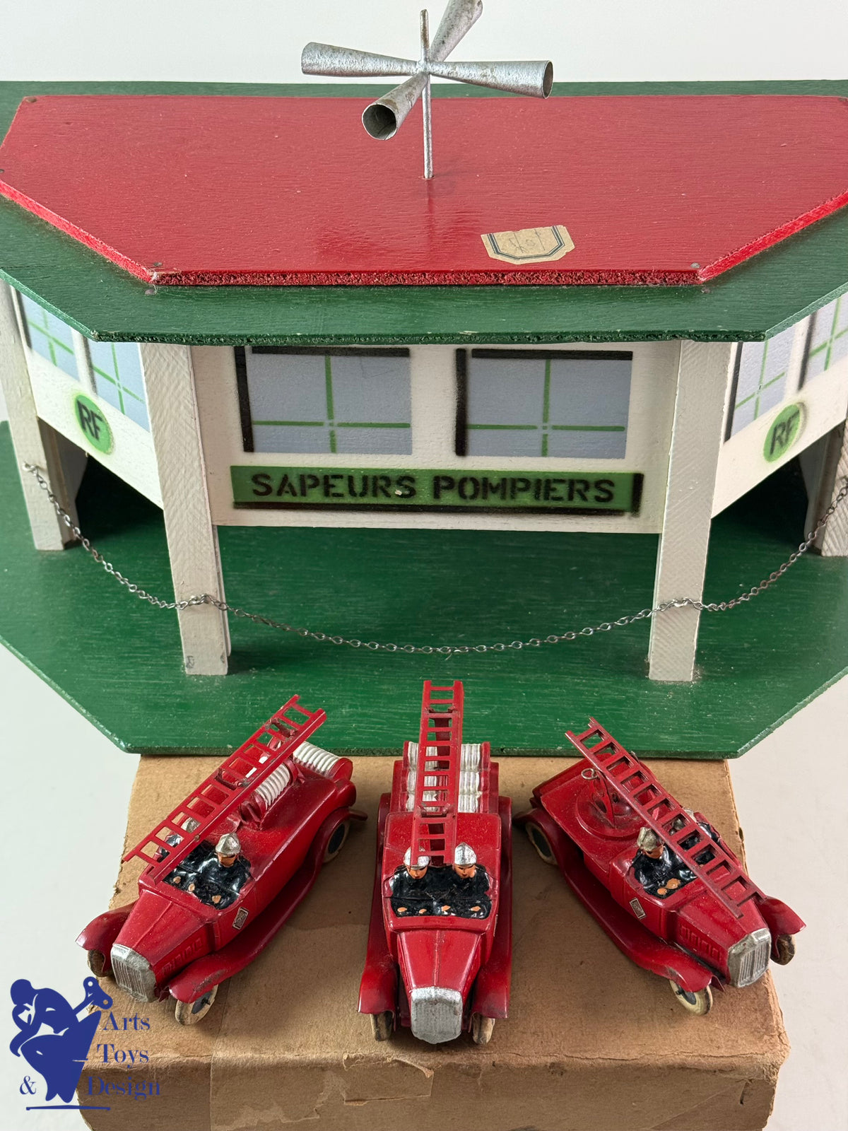 Antique toys CIJ 15/18 RARE FIRE STATION + 3 RENAULT TRUCKS C.1935