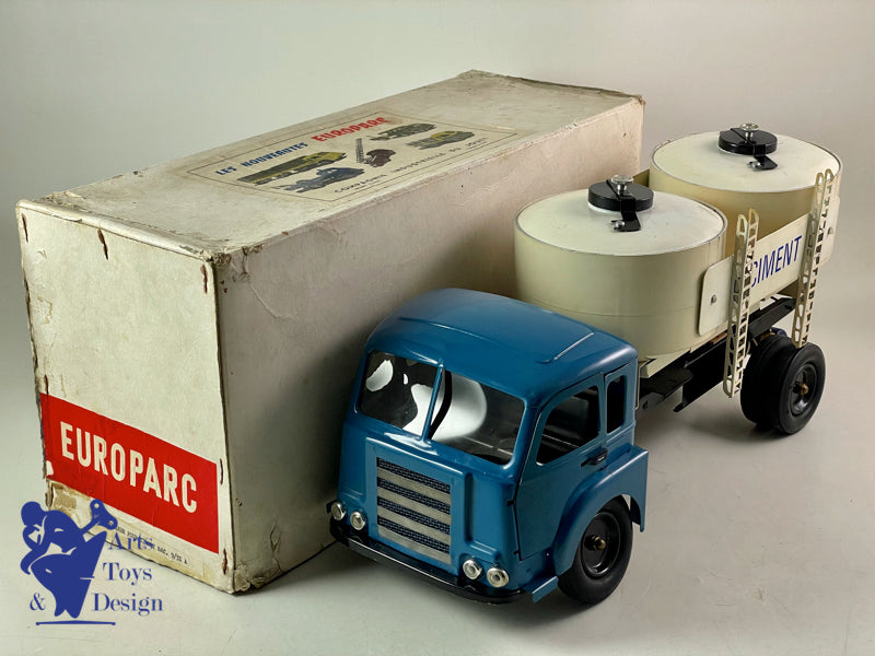 Antique toys CIJ Europarc Ref 9/31A RENAULT SAVIEM CEMENT 1/10 ° TRUCK around 1960